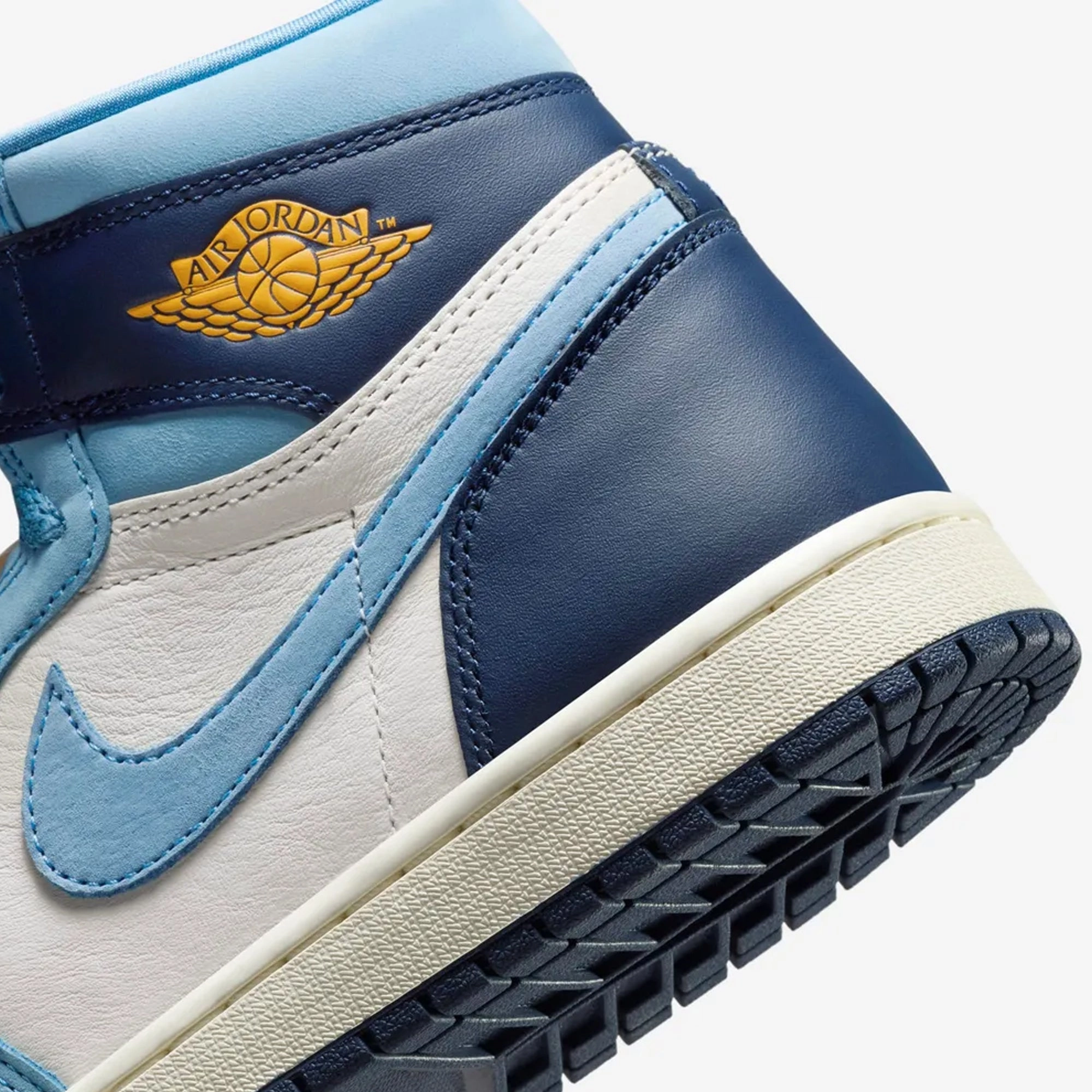 Jordan | AIR JORDAN 1 RETRO HIGH OG FIRST FLIGHT { UNIVERSITY BLUE/UNIVERSITY GOLD-SAIL