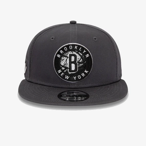 New Era | BROOKLYN NETS NBA SEASONAL INFILL GREY 9FIFTY SNAPBACK CAP  { GREY