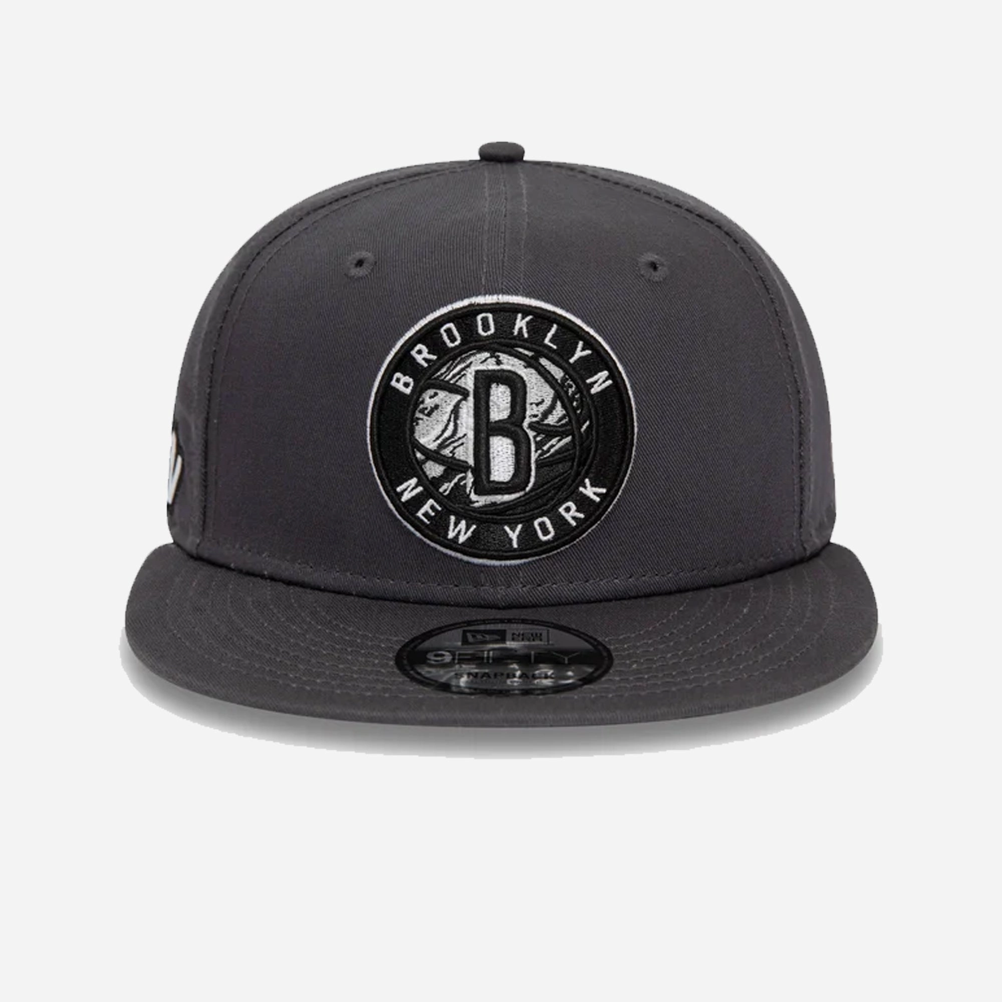 New Era | BROOKLYN NETS NBA SEASONAL INFILL GREY 9FIFTY SNAPBACK CAP  { GREY