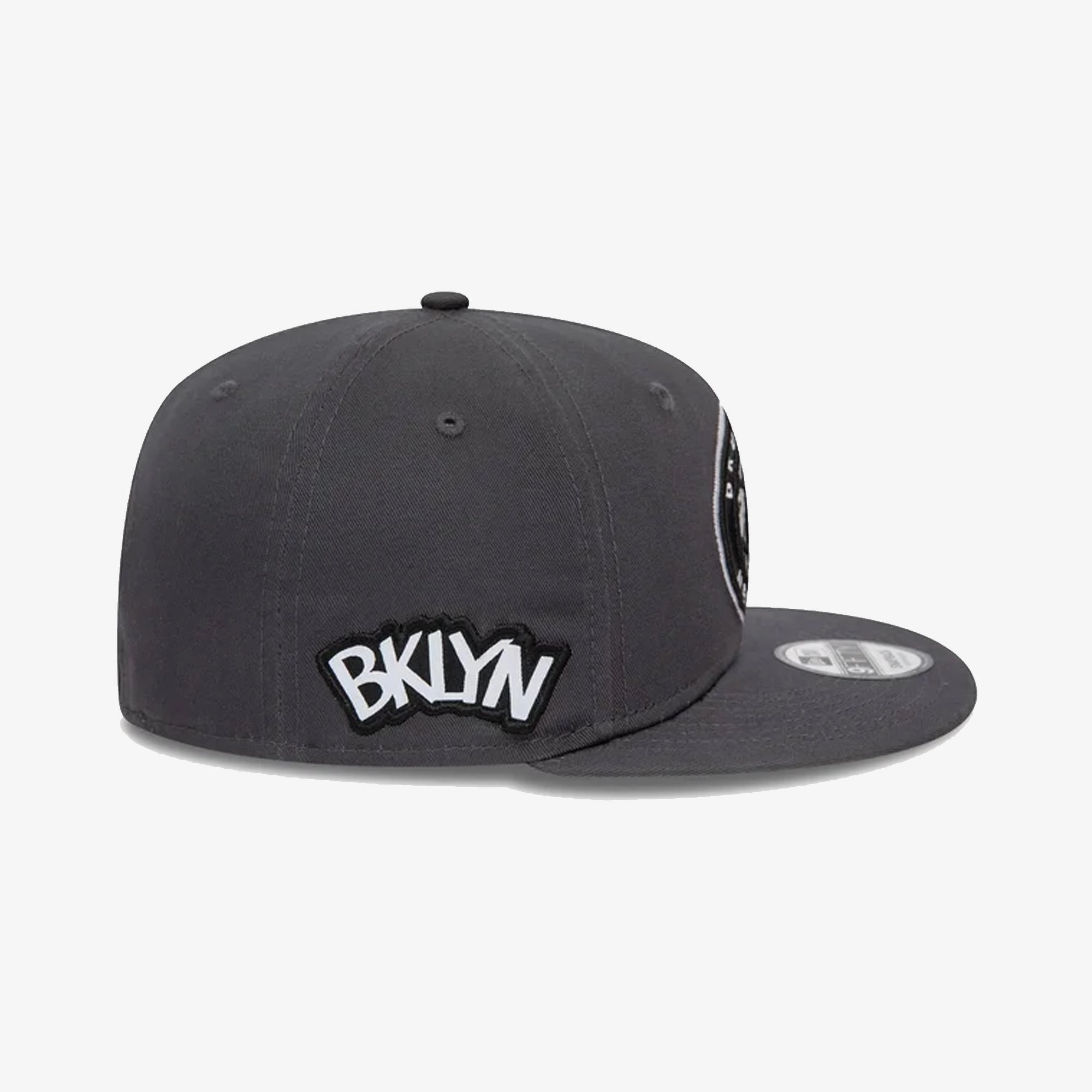 New Era | BROOKLYN NETS NBA SEASONAL INFILL GREY 9FIFTY SNAPBACK CAP  { GREY