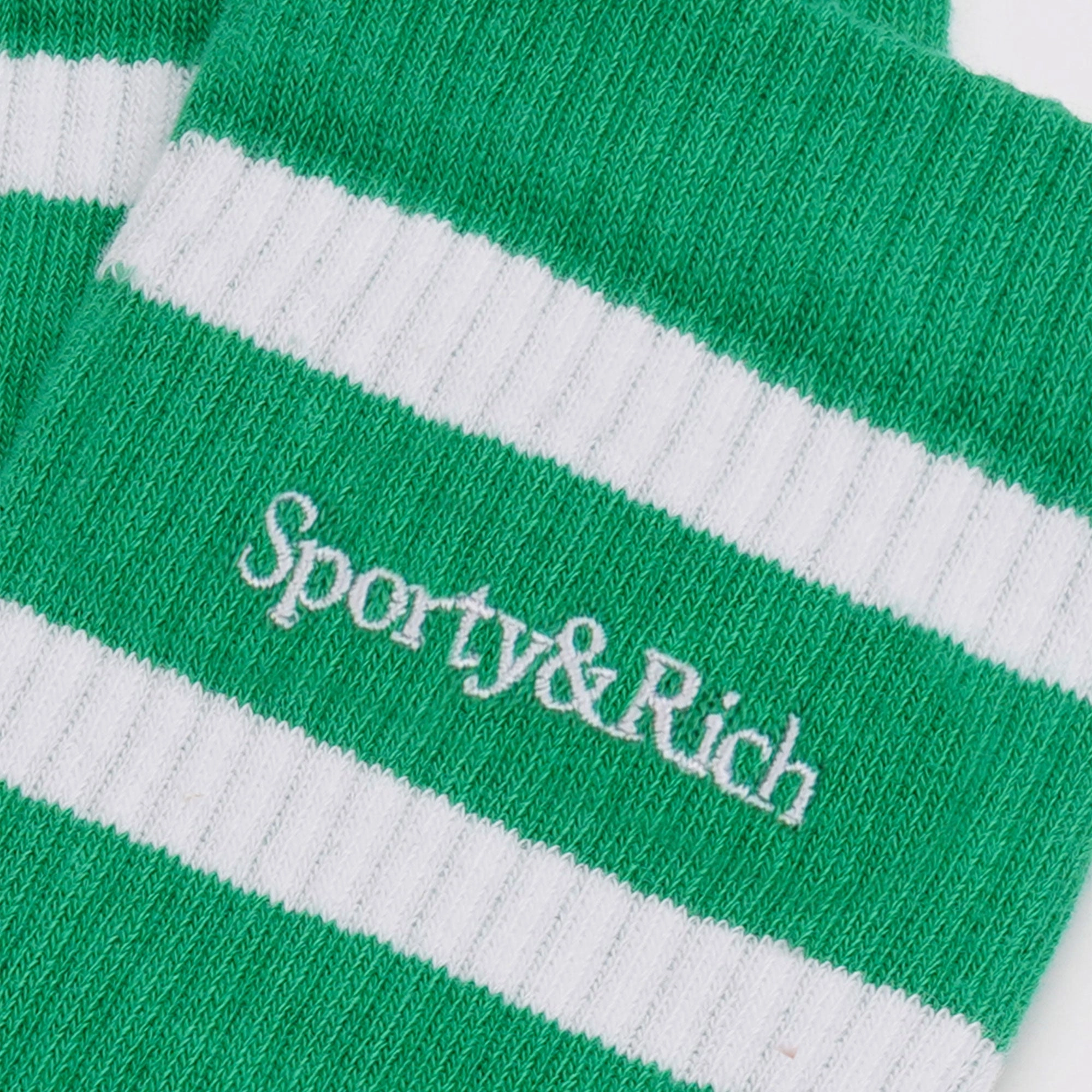 SPORTY & RICH | SERIF LOGO SOCKS { VERDE/WHITE